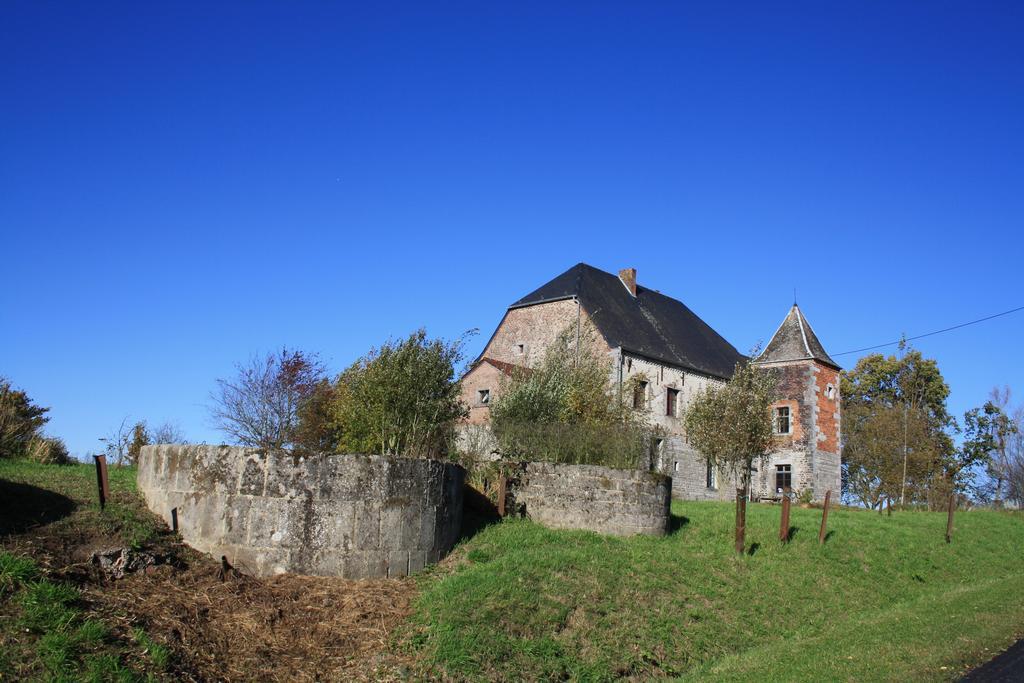 A L'Ombre Du Clocher Montbliart Bagian luar foto